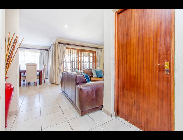 3 BEDROOM TOWNHOUSE FOR SALE IN RADIOKOP
